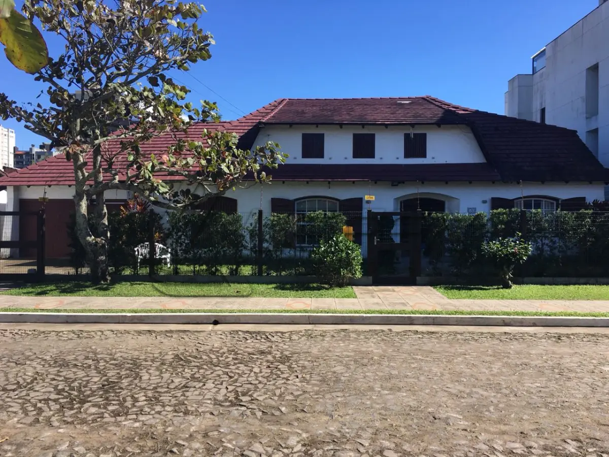 LOTE 001 - TERRENO URBANO COM BENFEITORIAS NA RUA SALDANHA GAMA EM TORRES/RS