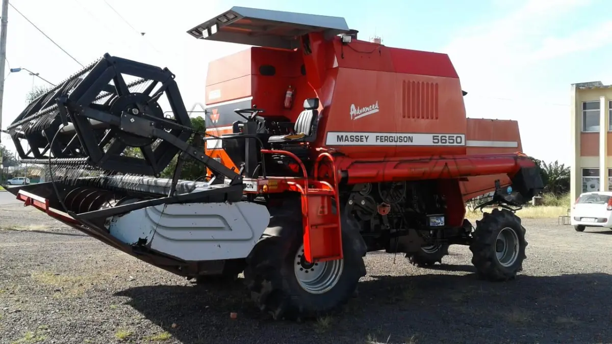 LOTE 001 - COLHEITADEIRA MF, MASSEY FERGUSON, MODELO E ANO 2005