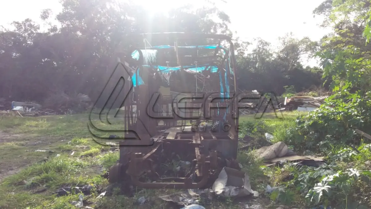 LOTE 002 - SUCATA – ÔNIBUS SINISTRADO E FERRO