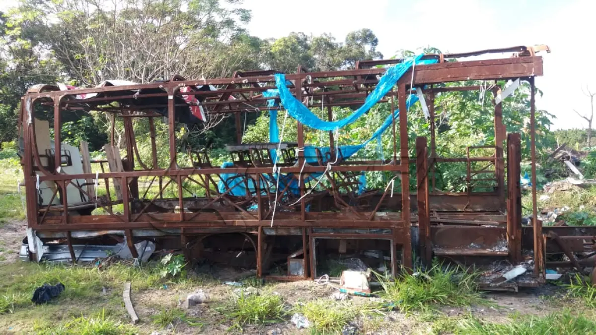 LOTE 002 - SUCATA – ÔNIBUS SINISTRADO E FERRO