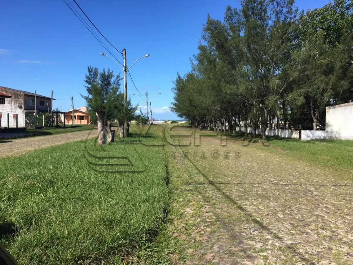 LOTE 004 - UM TERRENO URBANO, COM UM PRÉDIO UTILIZADO COMO HOTEL  EM ARROIO DO SAL/RS
