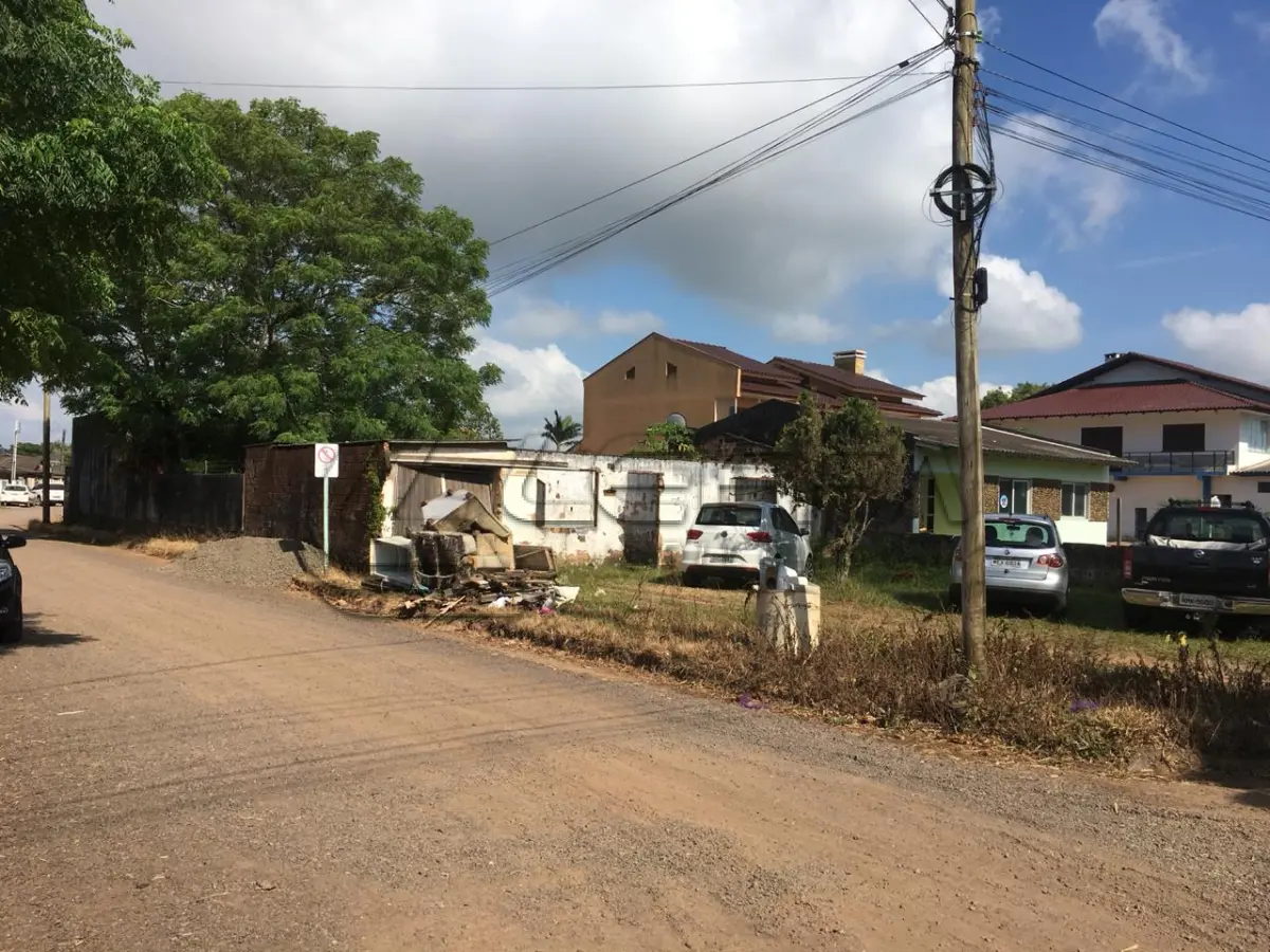 LOTE 001 - Terreno, com benfeitorias, na Rua Salina, em Torres/RS