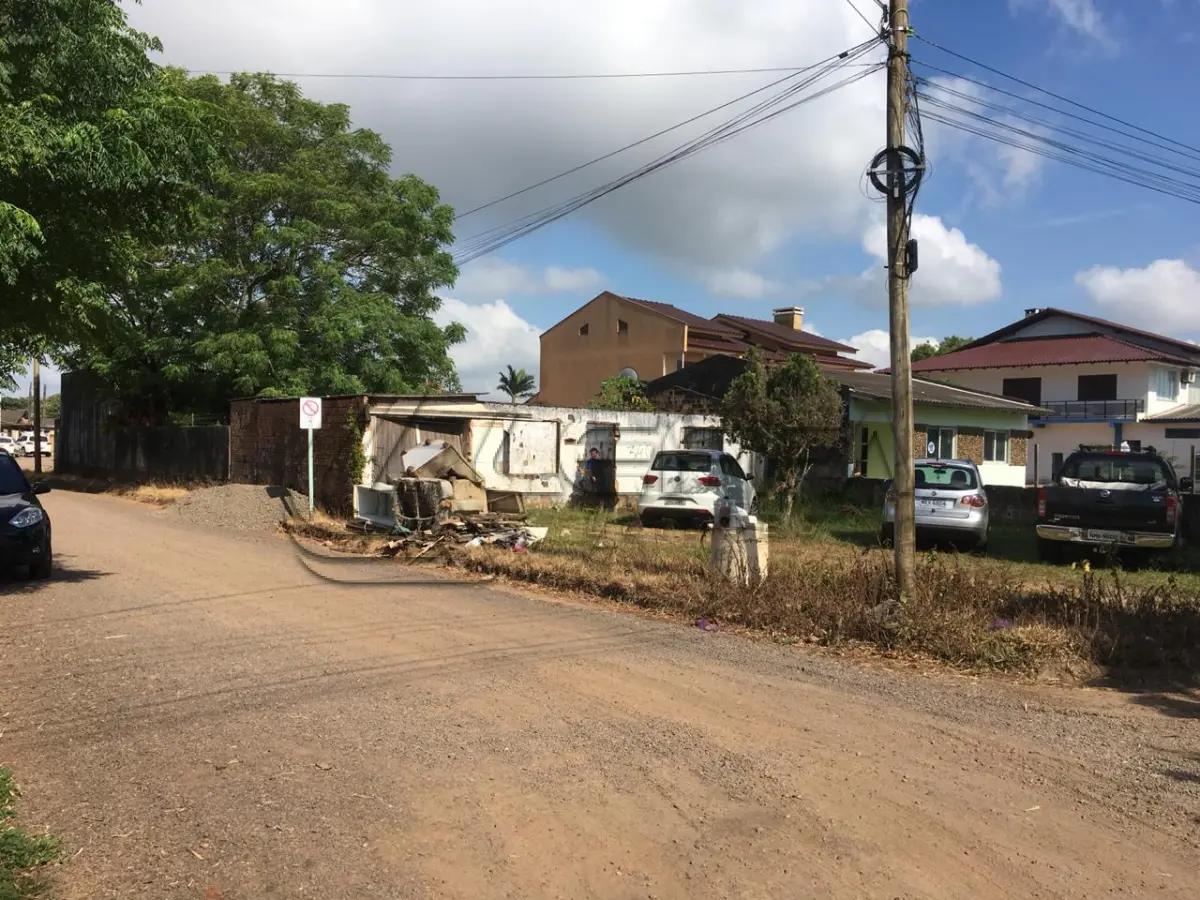 LOTE 001 - Terreno, com benfeitorias, na Rua Salina, em Torres/RS