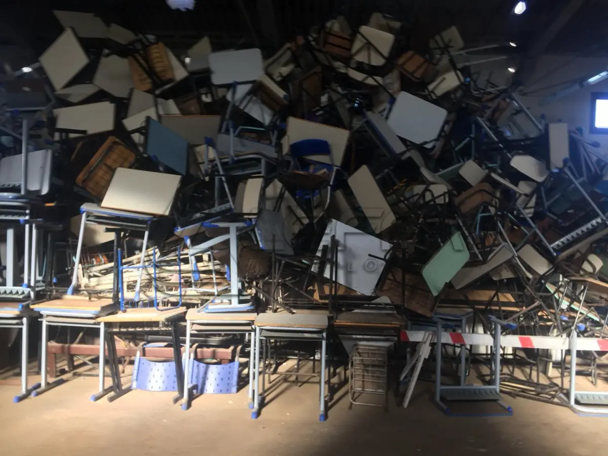 LOTE 012 - SUCATA – FERRO, MATERIAL ESCOLAR