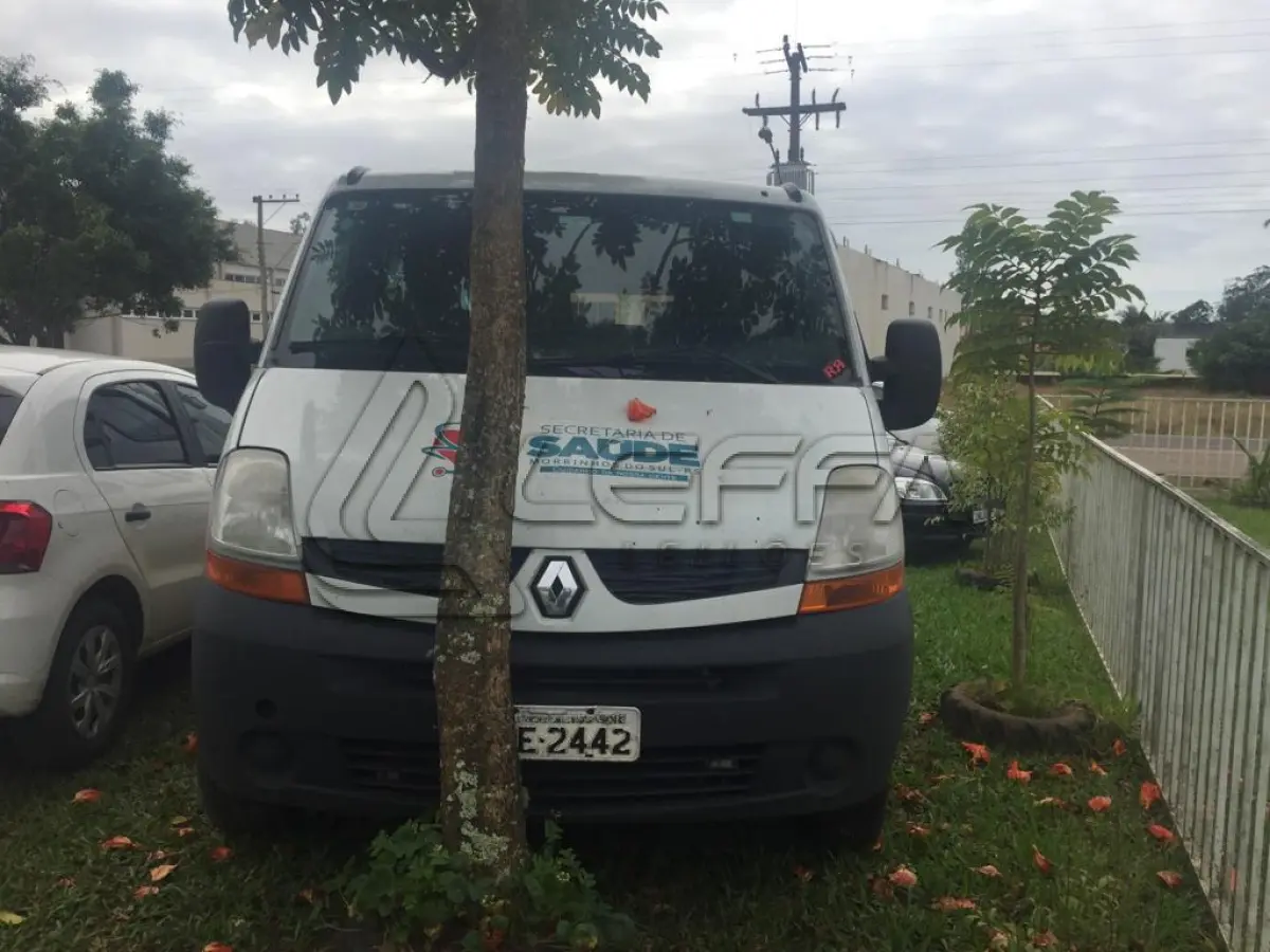 LOTE 005 - MICROONIBUS RENAULT MASTER JAEDI, diesel, cor branca, ano e modelo 2013, placas IUE 2442