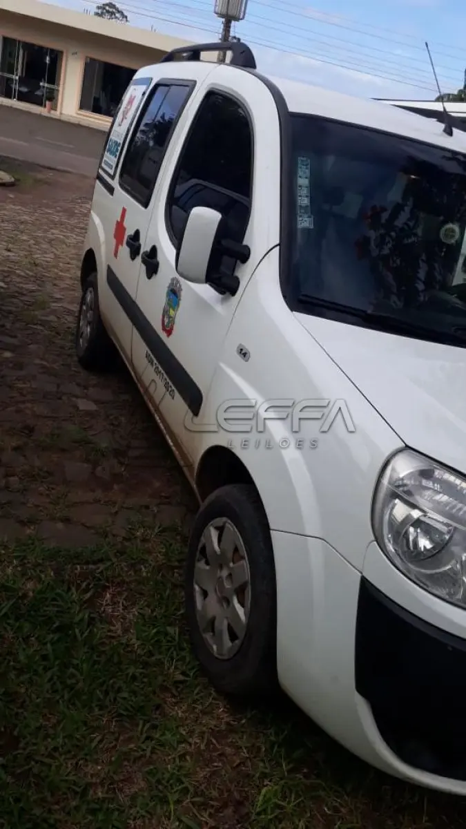 LOTE 003 - VEÍCULO FIAT/DOBLO, ATTRACTIV 1.4, placas IVR-2111, flex, ano e modelo 2014, cor branca