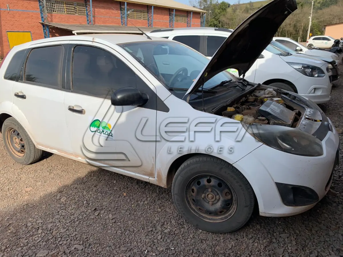 LOTE 008 - VEÍCULO FORD/FIESTA 1.6, placas IRP-4613, flex, ano e modelo 2011, cor branca