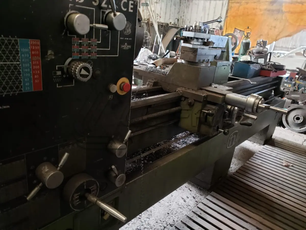 LOTE 010 - UM TORNO MECÂNICO, MARCA NARDINI, MODELO ND 325 CE