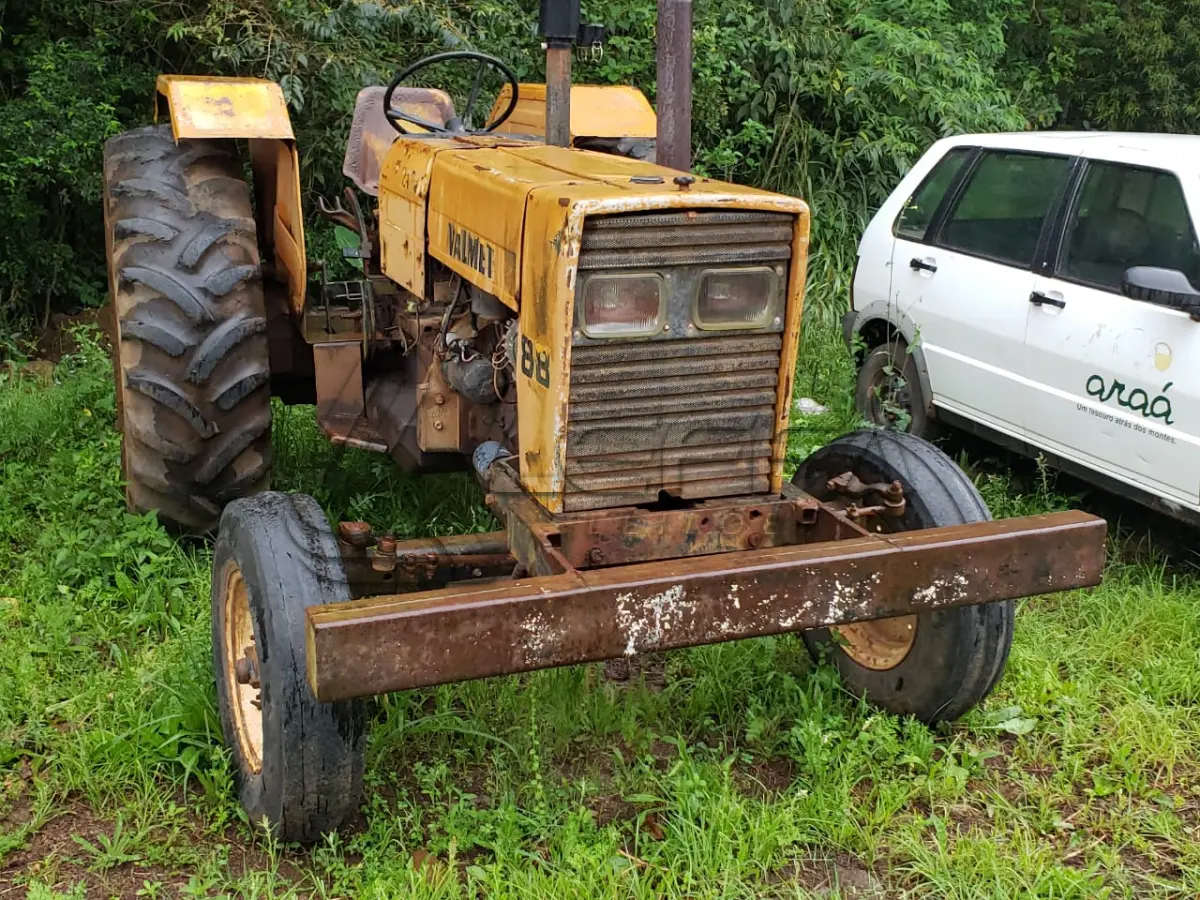 LOTE 010 - TRATOR VALMET, ano 1988