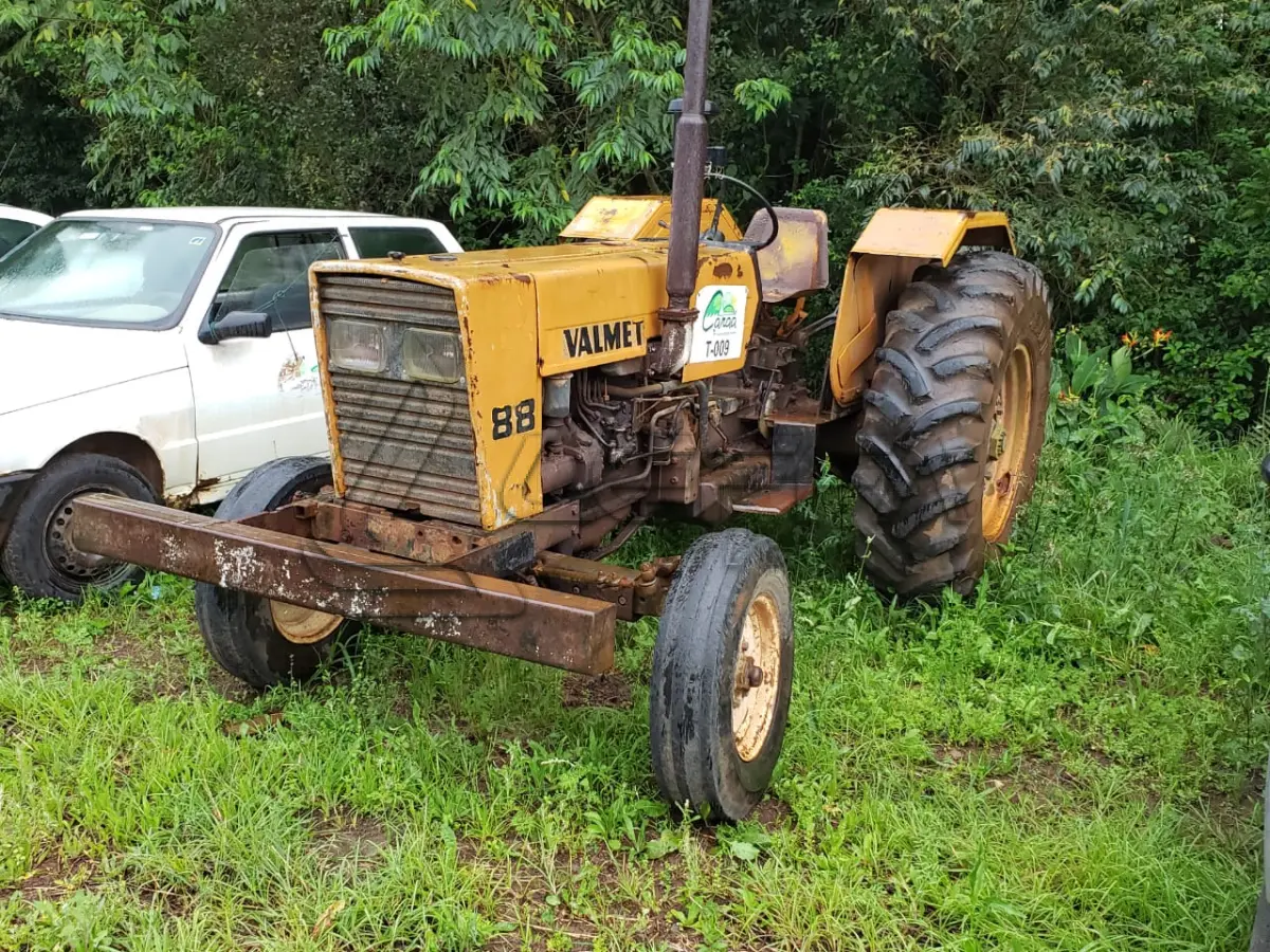 LOTE 010 - TRATOR VALMET, ano 1988
