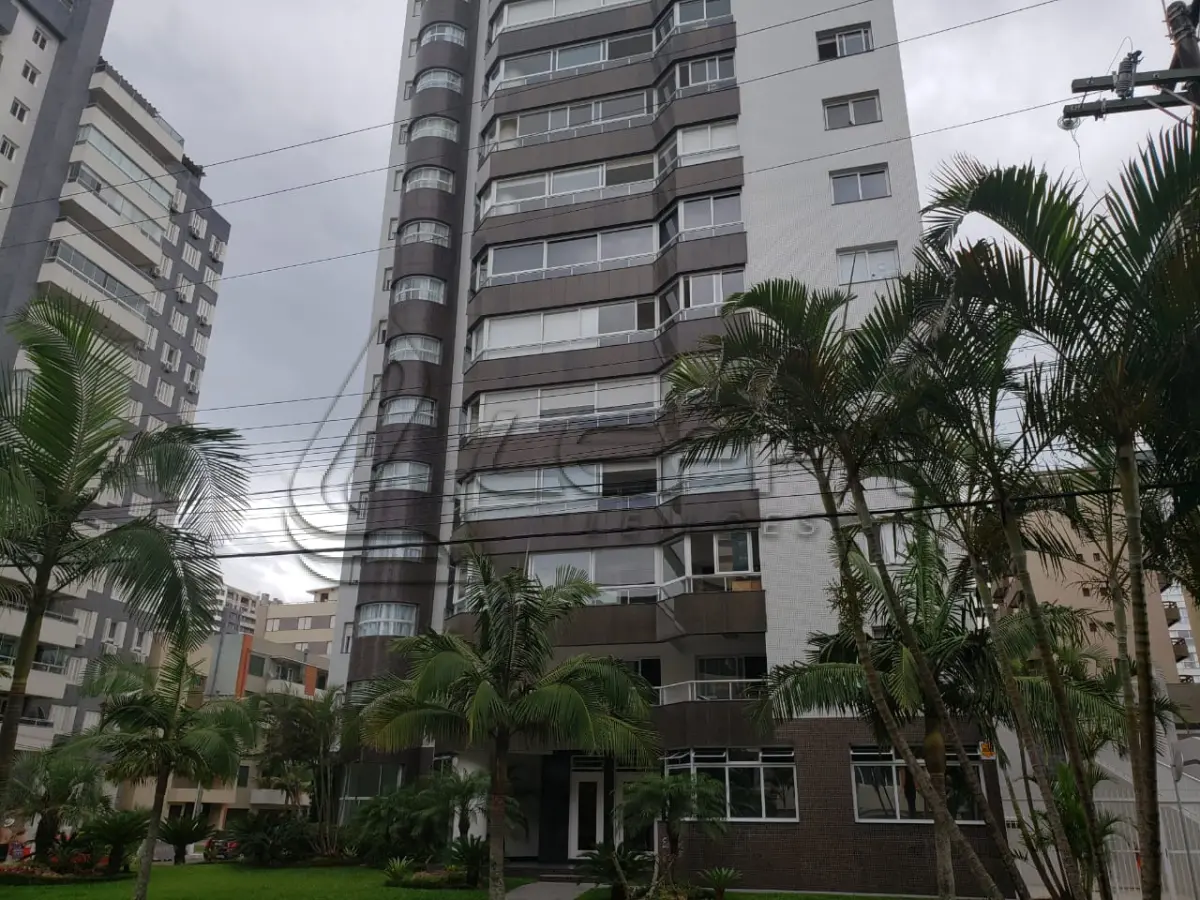 LOTE 001 - Apartamento 1201 e 2 box do edificio Estevanell, na avenida Silva Jardim no Centro em Torres/RS