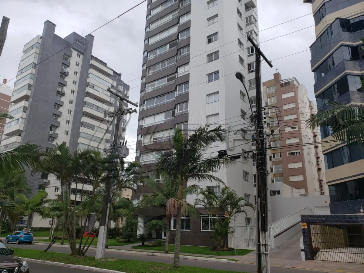 LOTE 001 - Apartamento 1201 e 2 box do edificio Estevanell, na avenida Silva Jardim no Centro em Torres/RS