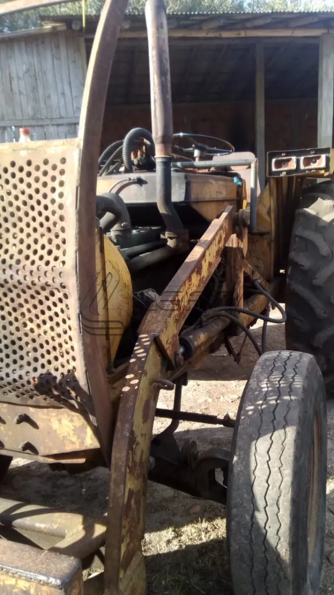 LOTE 001 - Trator CBT, com Garfo, Motor Mercedes Benz