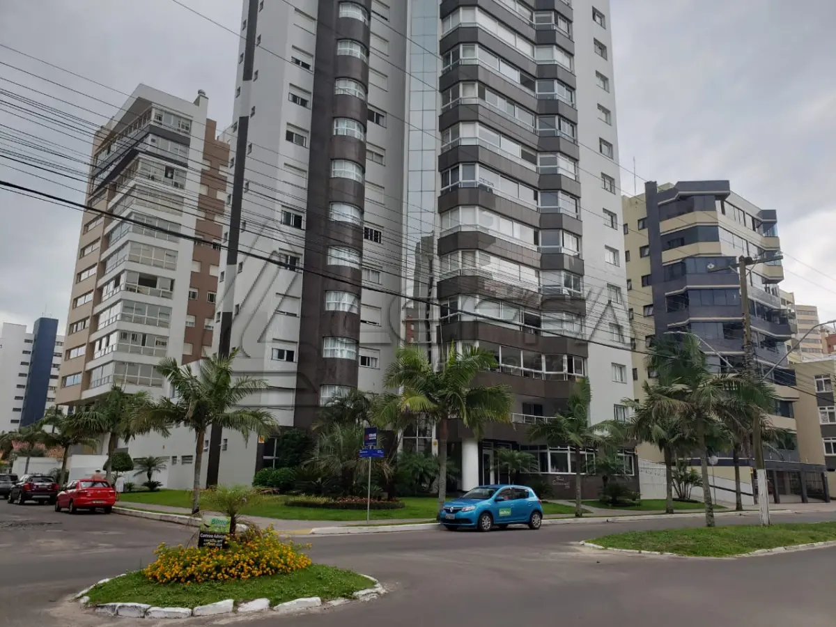 LOTE 001 - Apartamento 1201 e 2 box do edificio Estevanell, na avenida Silva Jardim no Centro em Torres/RS