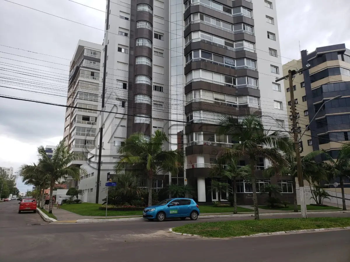 LOTE 001 - Apartamento 1201 e 2 box do edificio Estevanell, na avenida Silva Jardim no Centro em Torres/RS