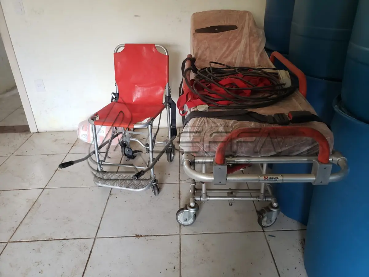 LOTE 006 - MACA RETRÁTIL PARA AMBULÂNCIA E CADEIRA DE RESGATE