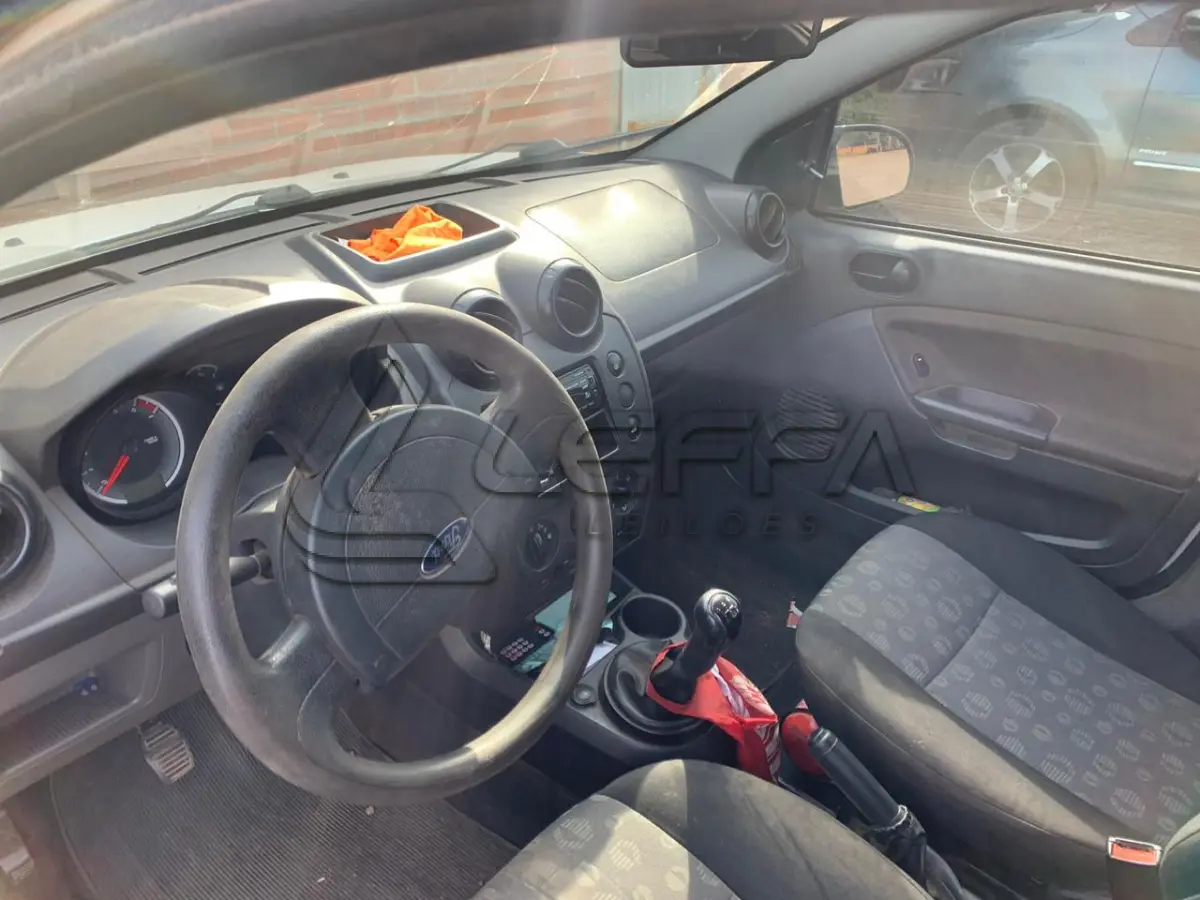 LOTE 008 - VEÍCULO FORD/FIESTA 1.6, placas IRP-4613, flex, ano e modelo 2011, cor branca