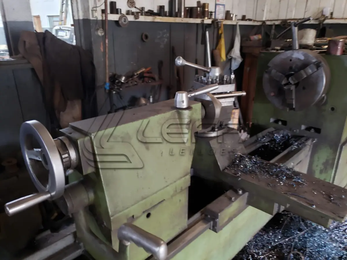 LOTE 010 - UM TORNO MECÂNICO, MARCA NARDINI, MODELO ND 325 CE