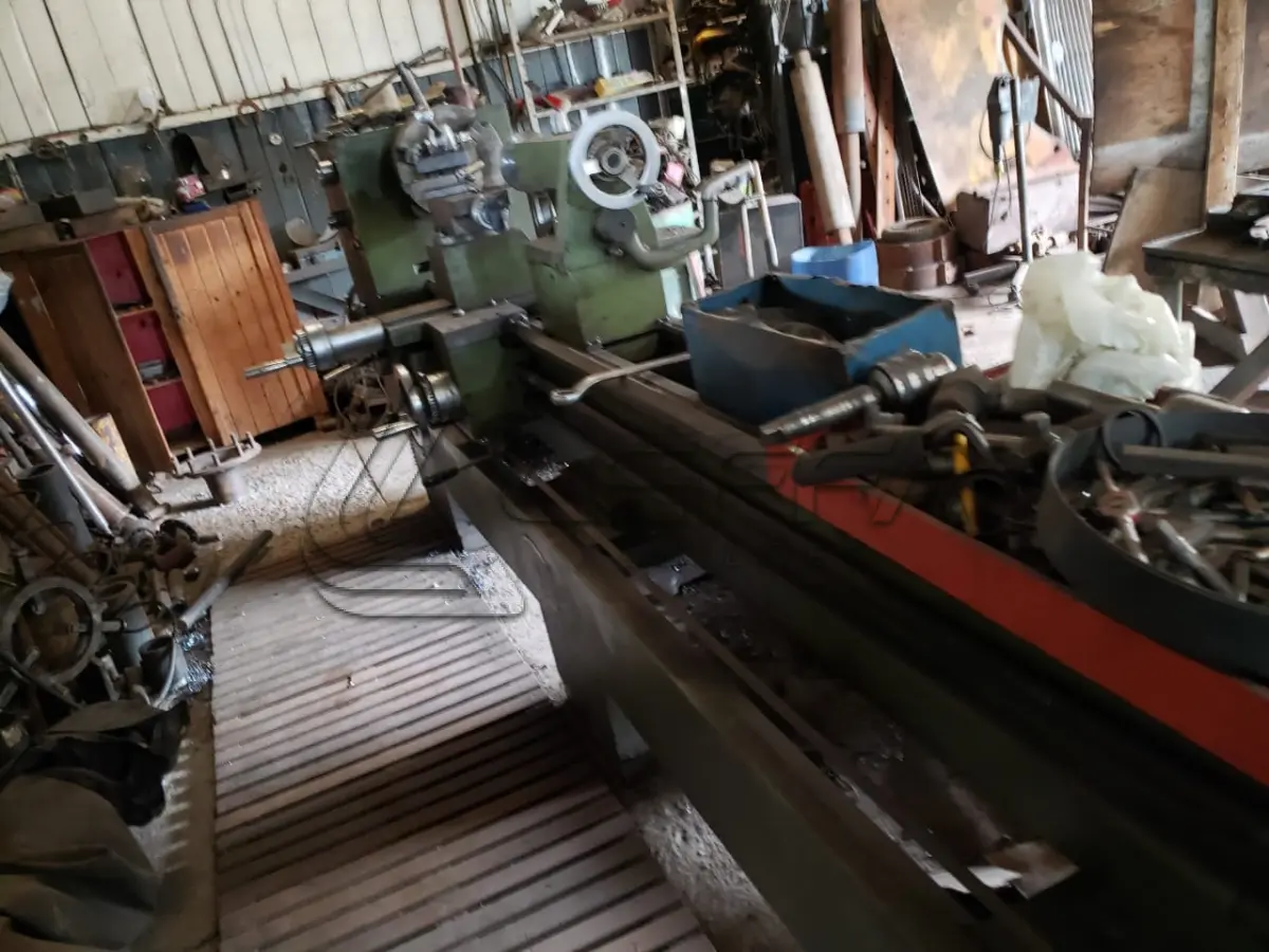 LOTE 010 - UM TORNO MECÂNICO, MARCA NARDINI, MODELO ND 325 CE