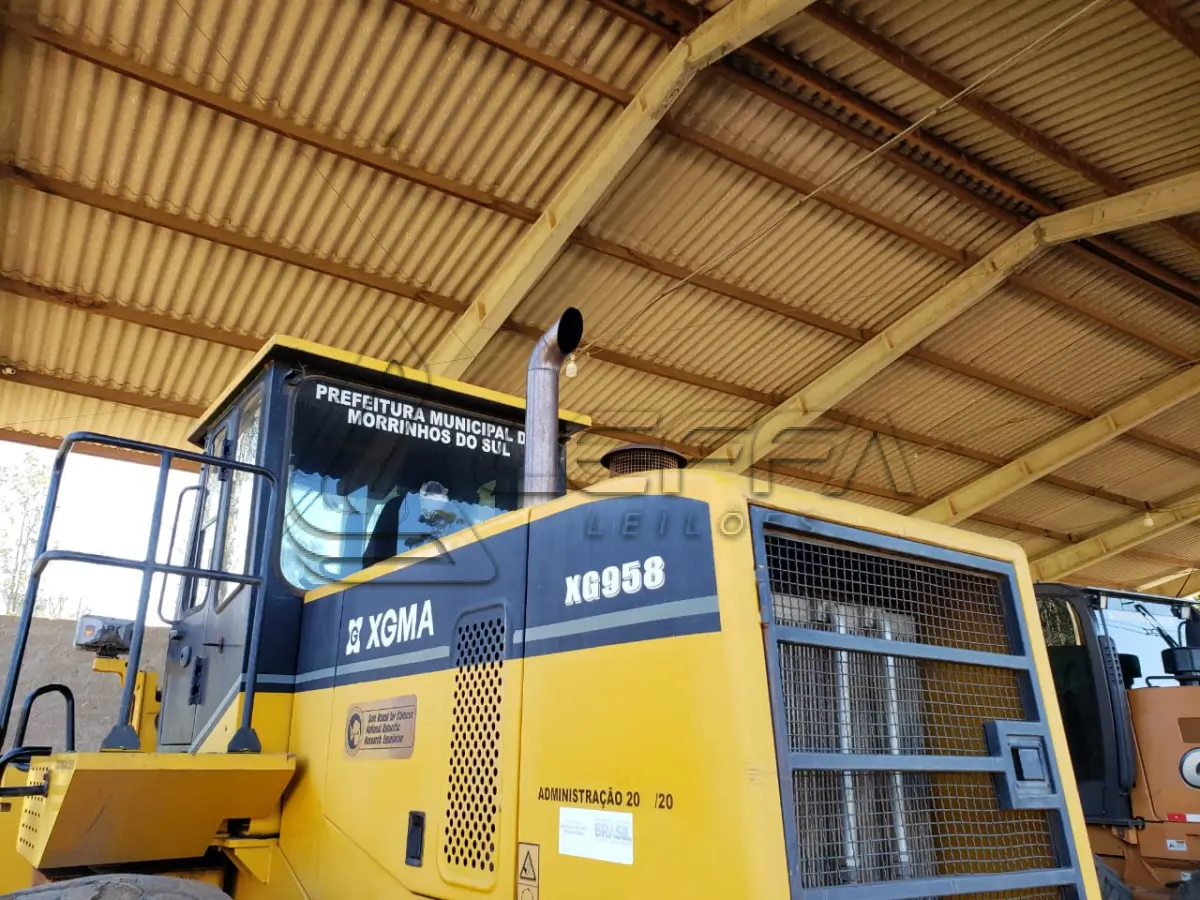 LOTE 001 - UM VEÍCULO, TIPO PÁ CARREGADEIRA, Modelo XG958, fabricação/modelo 2013