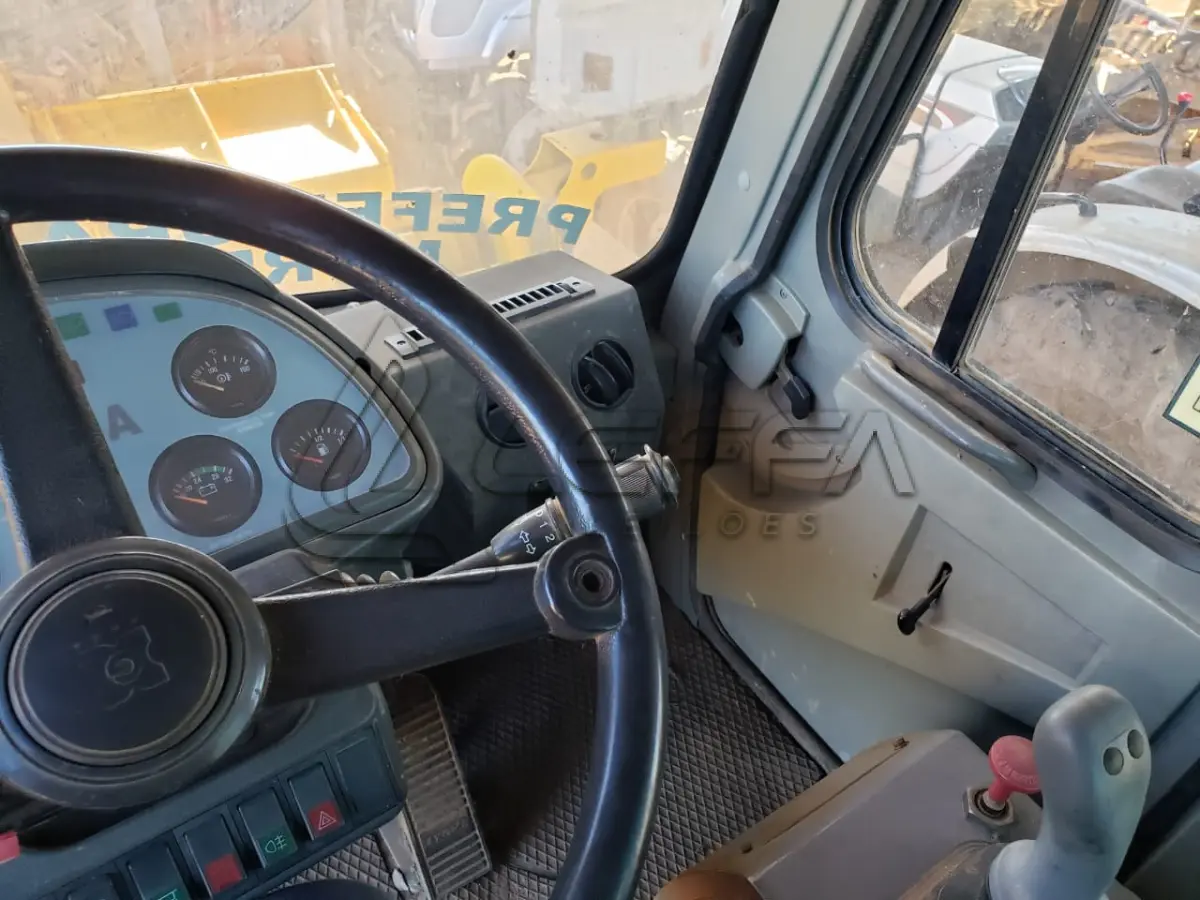 LOTE 001 - UM VEÍCULO, TIPO PÁ CARREGADEIRA, Modelo XG958, fabricação/modelo 2013