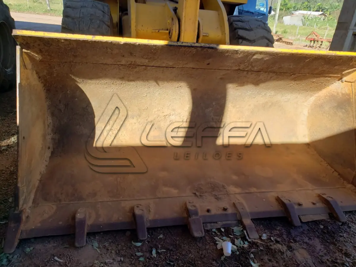 LOTE 001 - UM VEÍCULO, TIPO PÁ CARREGADEIRA, Modelo XG958, fabricação/modelo 2013
