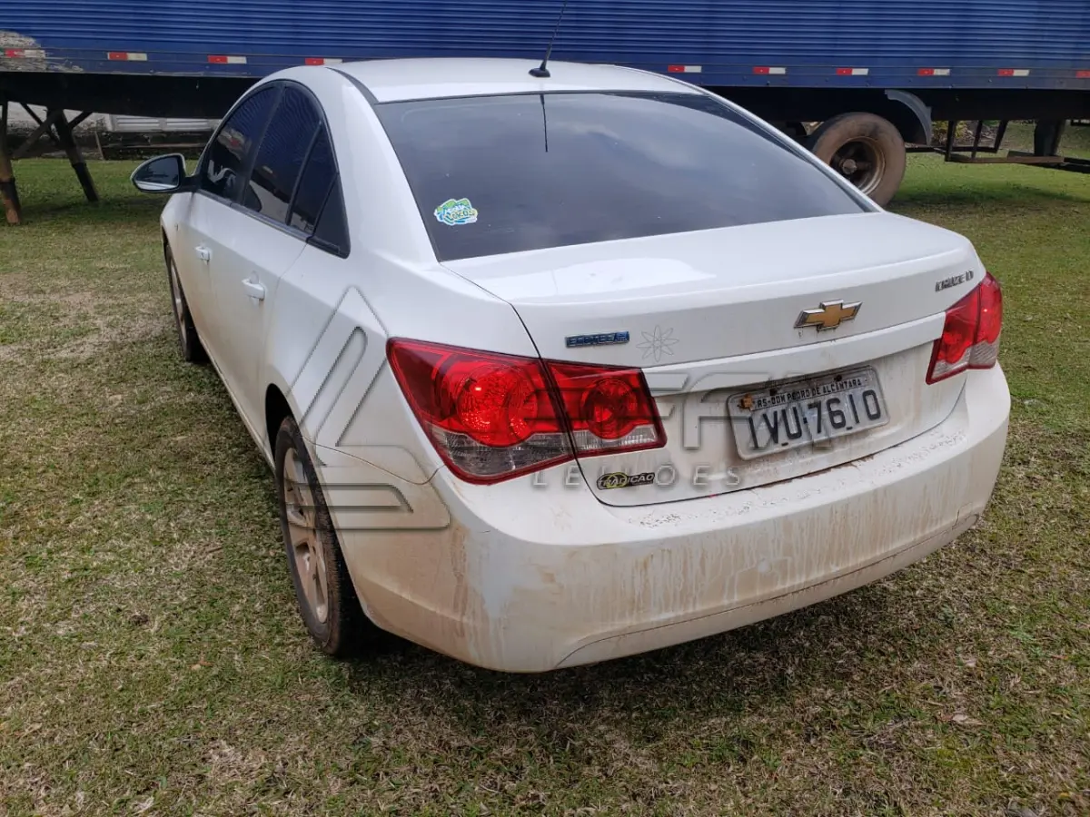 LOTE 001 - UM VEÍCULO GM/CHEVROLET CRUZE 1.8, PLACAS IVU-7610, ANO 2014/2014