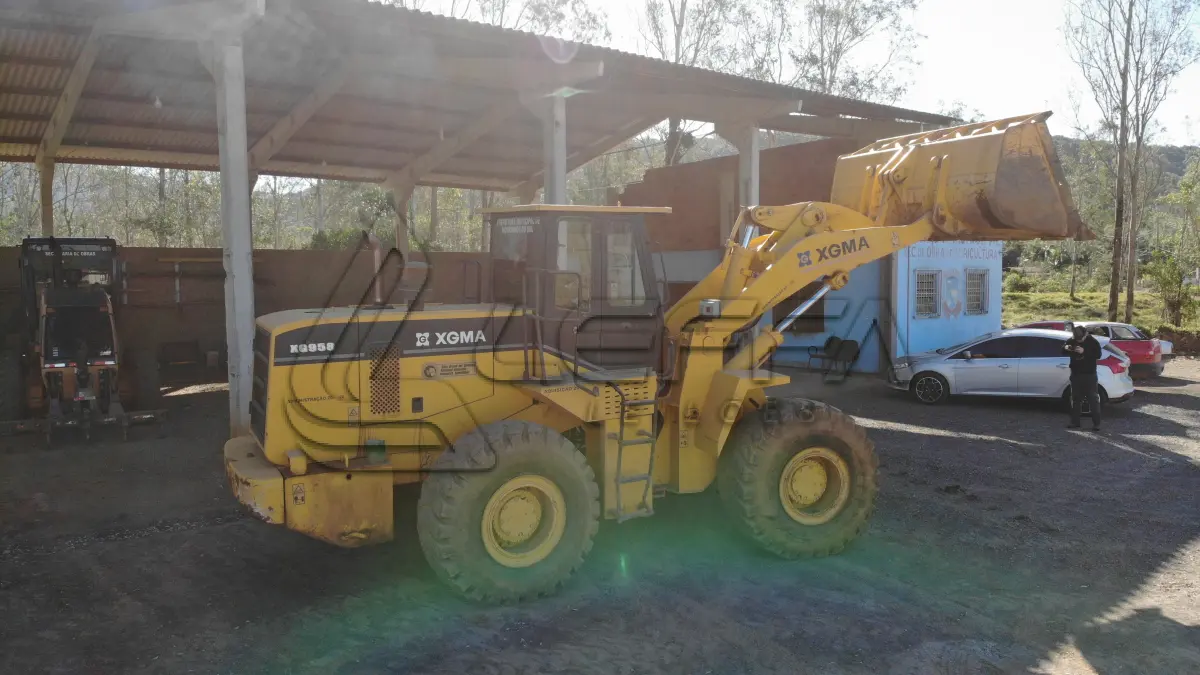 LOTE 001 - UM VEÍCULO, TIPO PÁ CARREGADEIRA, Modelo XG958, fabricação/modelo 2013