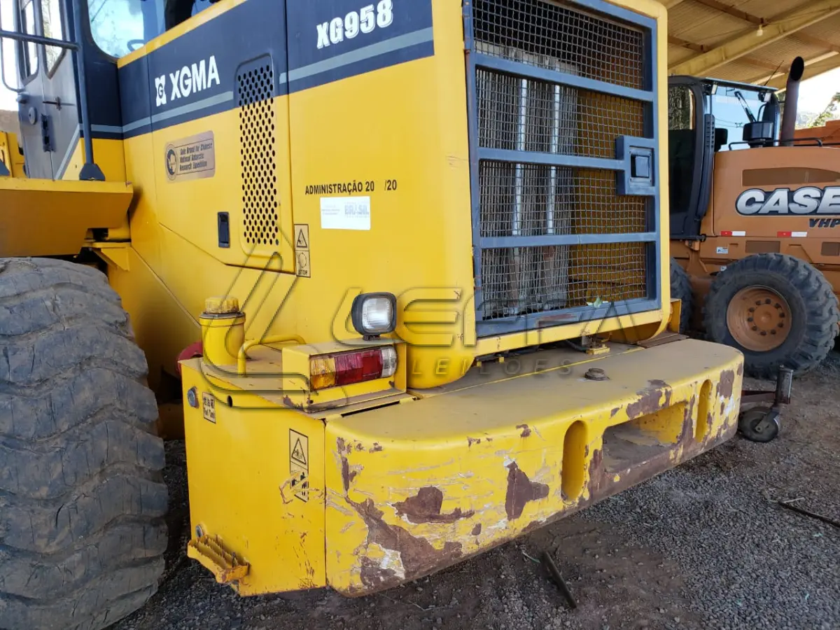 LOTE 001 - UM VEÍCULO, TIPO PÁ CARREGADEIRA, Modelo XG958, fabricação/modelo 2013