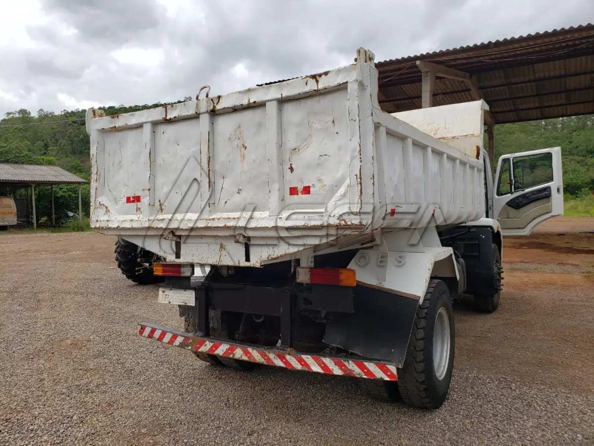 LOTE 008 - CAMINHÃO BASCULANTE, AGRALE 1.300, cor branca, ano e modelo de fabricação 2010