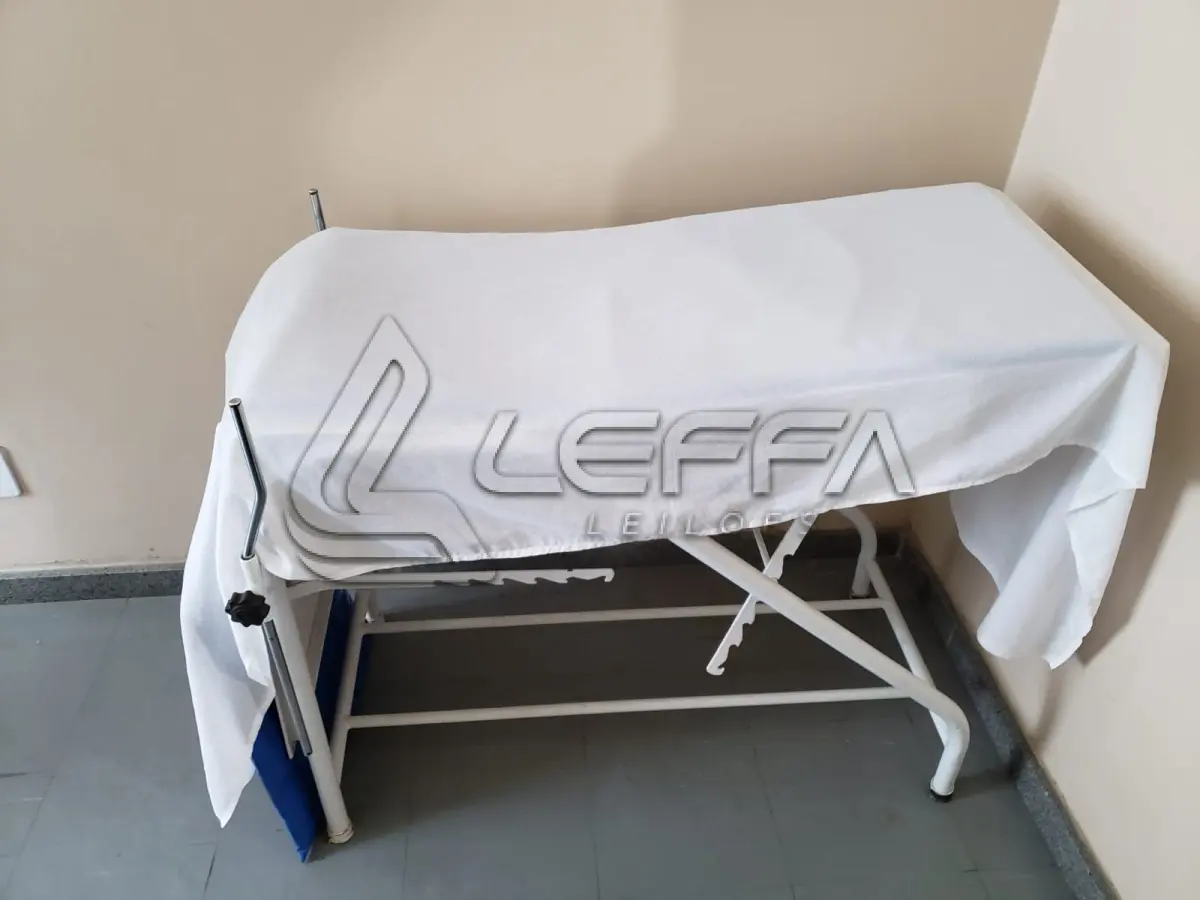 LOTE 005 - Equipamentos de Enfermagem - Cadeiras de rodas, maca de emergência, mesa, balanças, armários