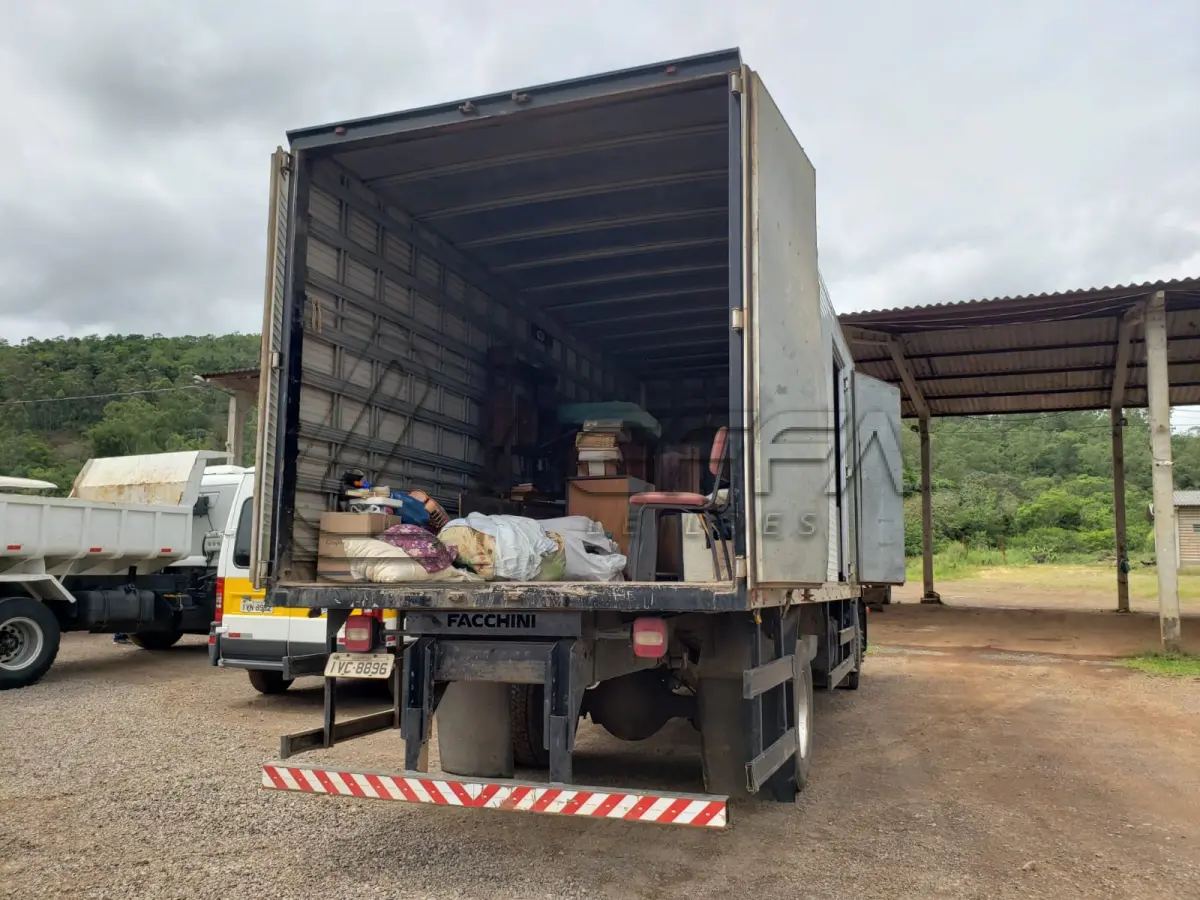 LOTE 005 - FURGÃO (BAÚ)