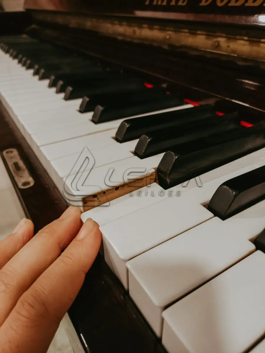 LOTE 001 - Piano Vertical Fritz Dobbert