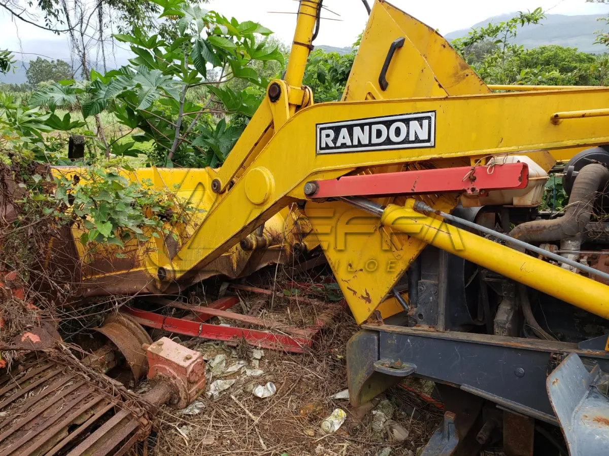 LOTE 001 - Retroescavadeira Randon, 406B, diesel, desmontada, faltando peças