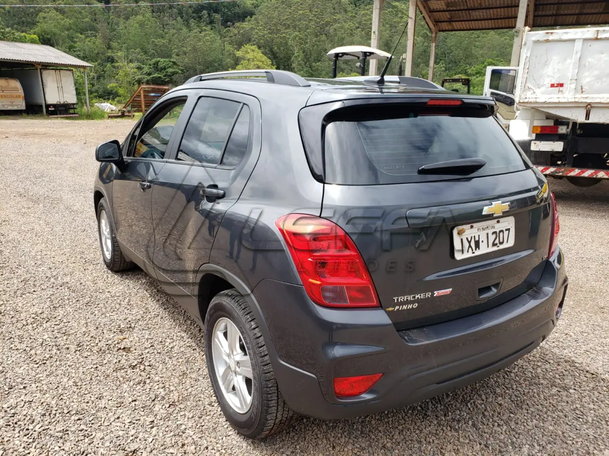 LOTE 002 - VEÍCULO GM TRACKER LT MARCA CHEVROLET, a gasolina/álcool, ano e modelo 2017