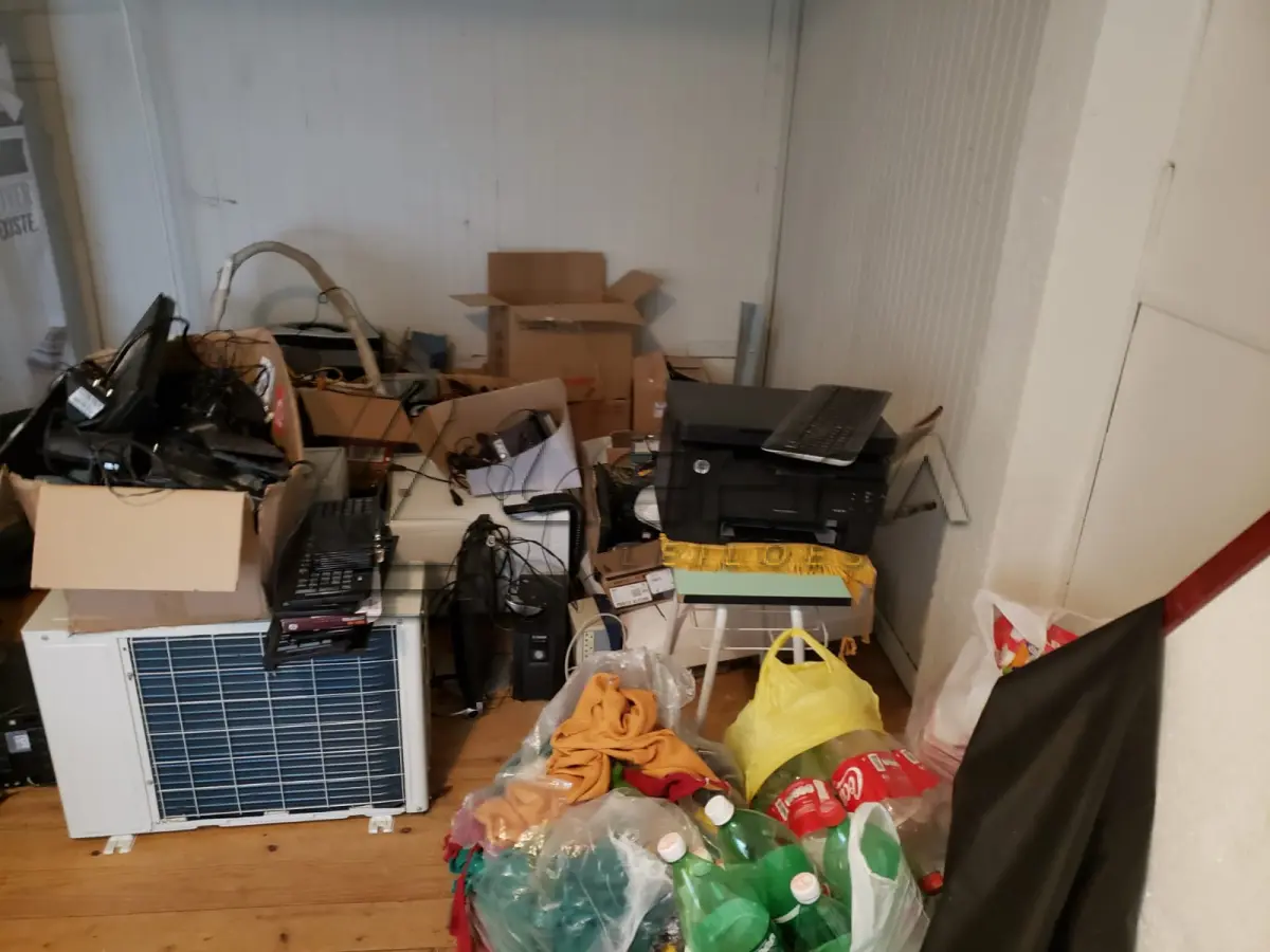 LOTE 010 - SUCATAS DE INFORMÁTICA E ELETRÔNICOS – No Breaks, impressoras,  ar-condicionado, forno