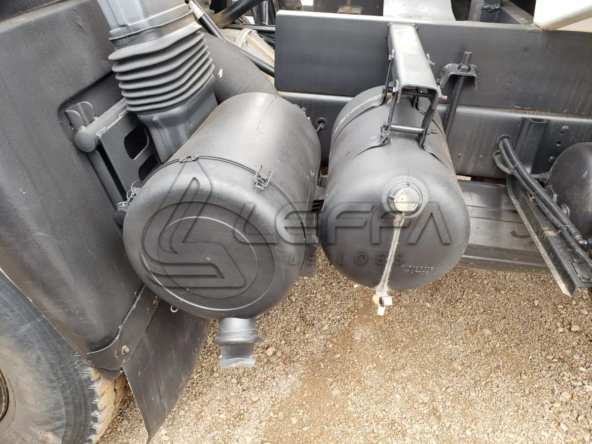 LOTE 008 - CAMINHÃO BASCULANTE, AGRALE 1.300, cor branca, ano e modelo de fabricação 2010