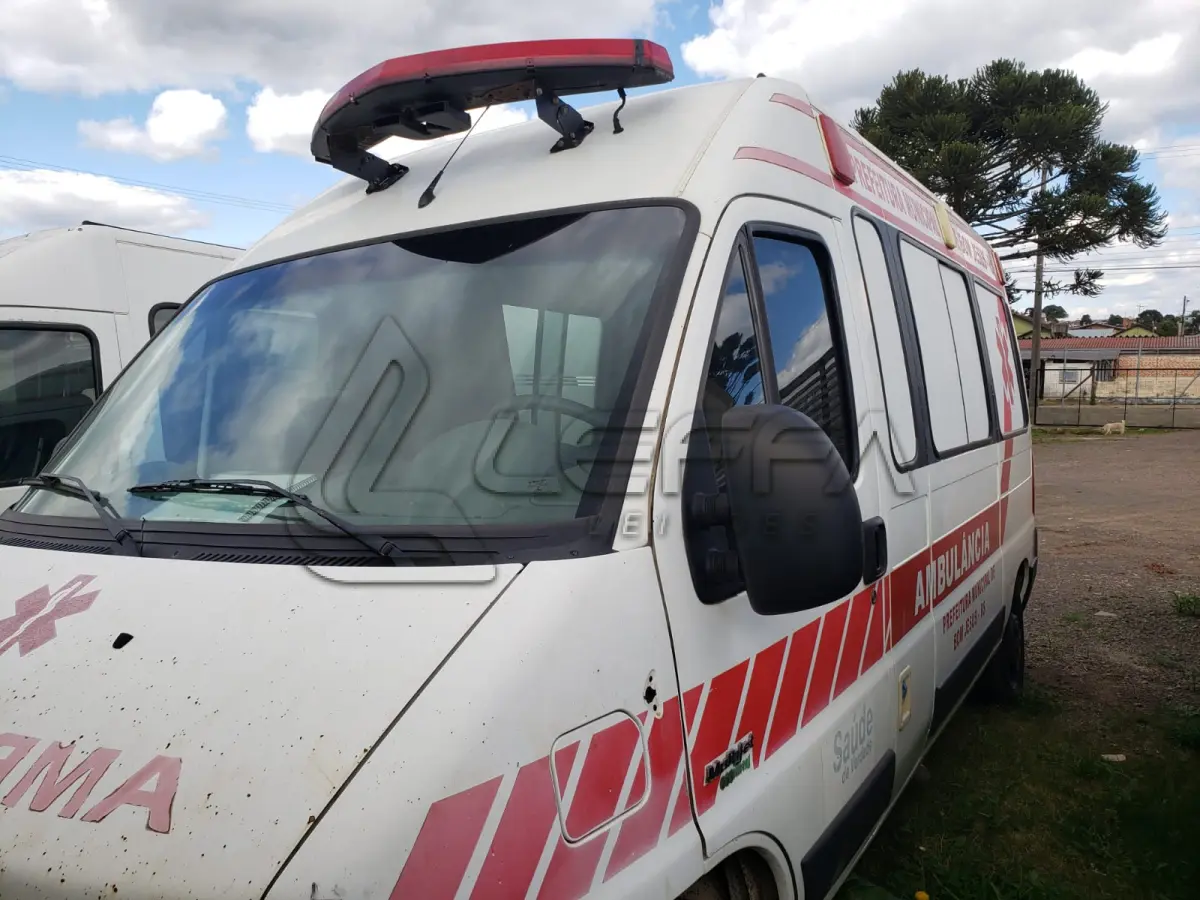 LOTE 004 - MICROONIBUS AMBULÂNCIA FIAT/DUCATO, MC TCA, PLACAS  IVB-6342, diesel, branca ano 2013, modelo 2014,