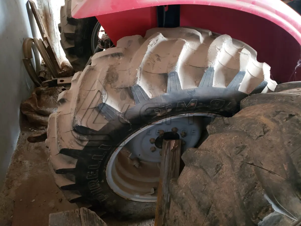 LOTE 003 - Trator Agrale 5075, diesel, ano e modelo 2015, não está funcionando