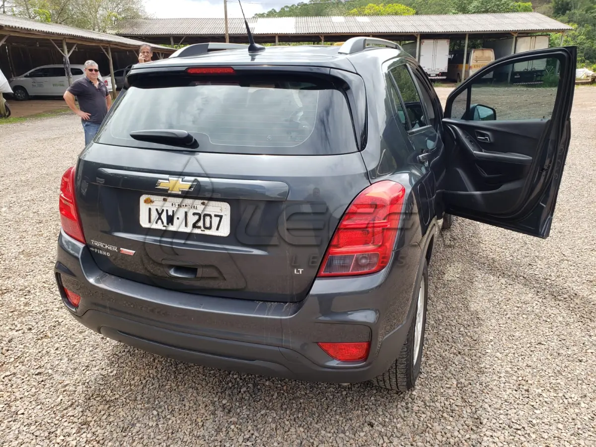 LOTE 002 - VEÍCULO GM TRACKER LT MARCA CHEVROLET, a gasolina/álcool, ano e modelo 2017