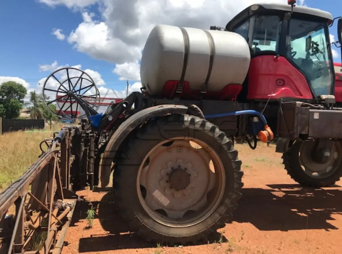 LOTE 002 - PULVERIZADOR MODELO MF 9030, ANO 2011, COR VERMELHA
