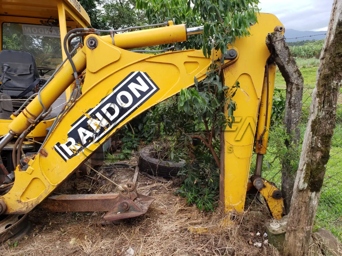 LOTE 001 - Retroescavadeira Randon, 406B, diesel, desmontada, faltando peças