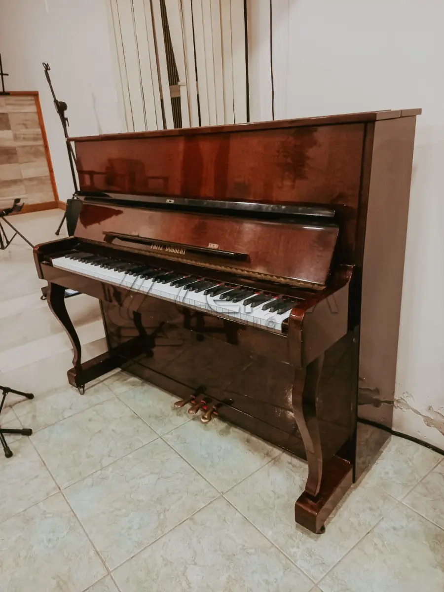 LOTE 001 - Piano Vertical Fritz Dobbert