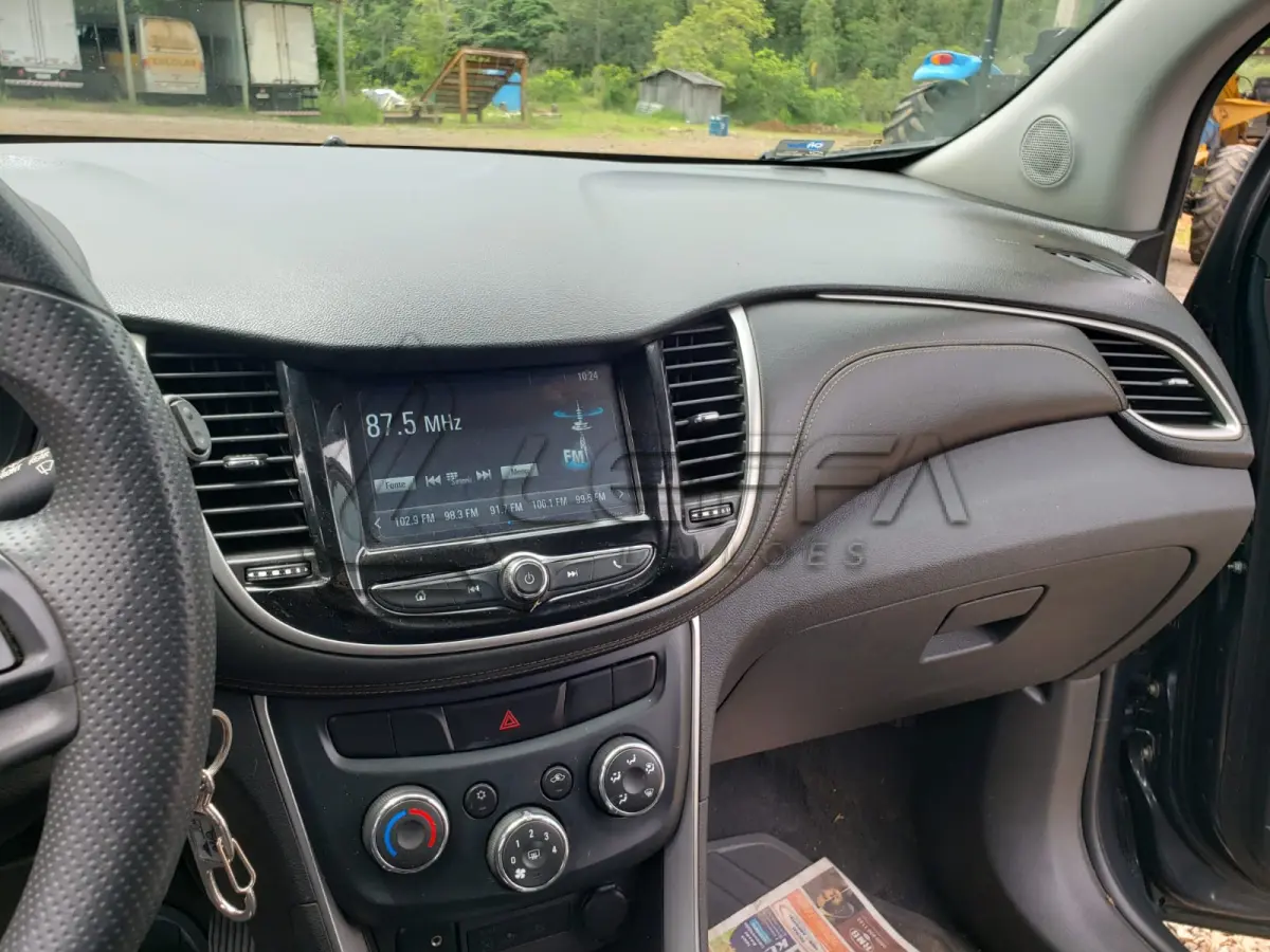 LOTE 002 - VEÍCULO GM TRACKER LT MARCA CHEVROLET, a gasolina/álcool, ano e modelo 2017