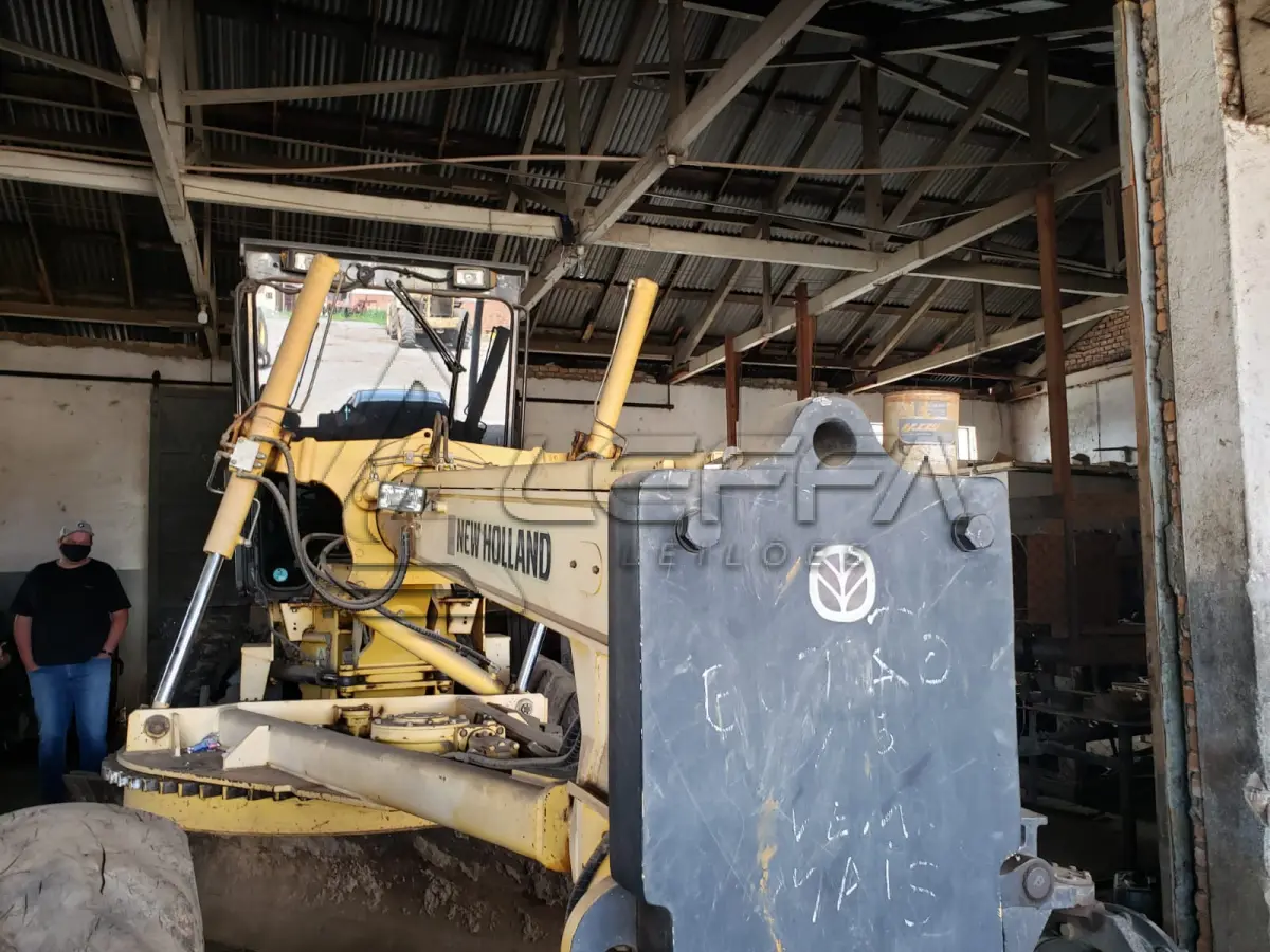 LOTE 008 - MOTONIVELADORA NEW HOLLAND, RG140B, diesel, ano e modelo 2009