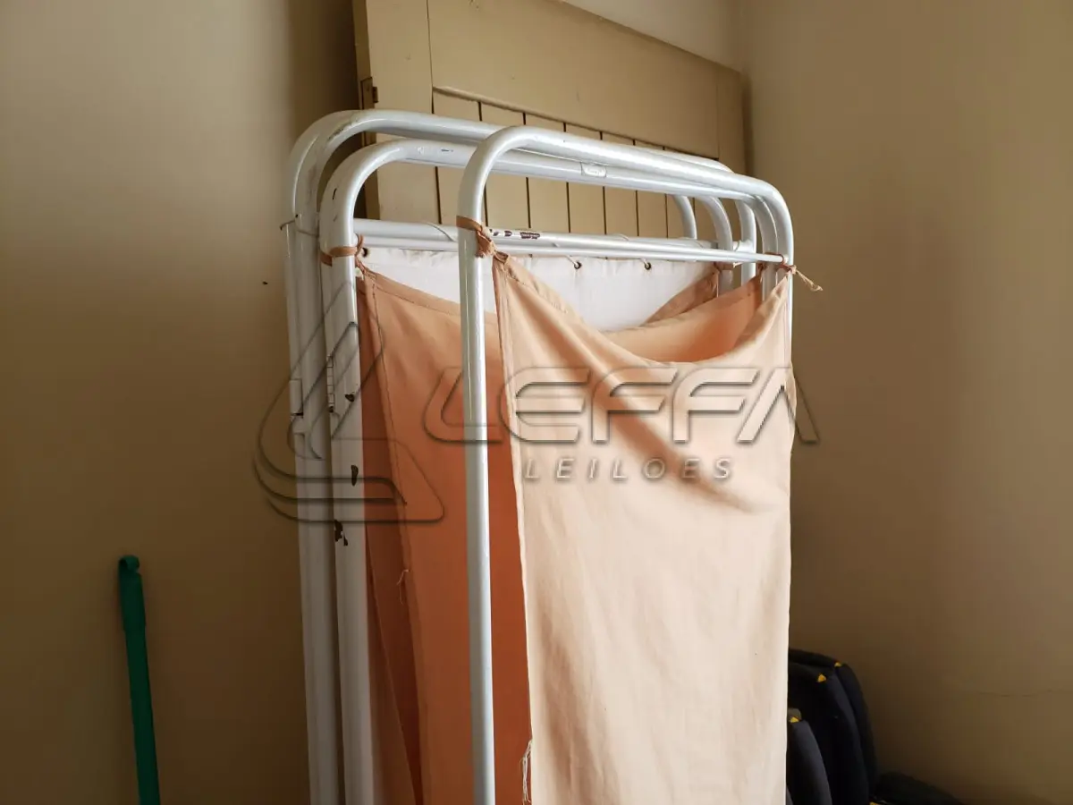 LOTE 005 - Equipamentos de Enfermagem - Cadeiras de rodas, maca de emergência, mesa, balanças, armários