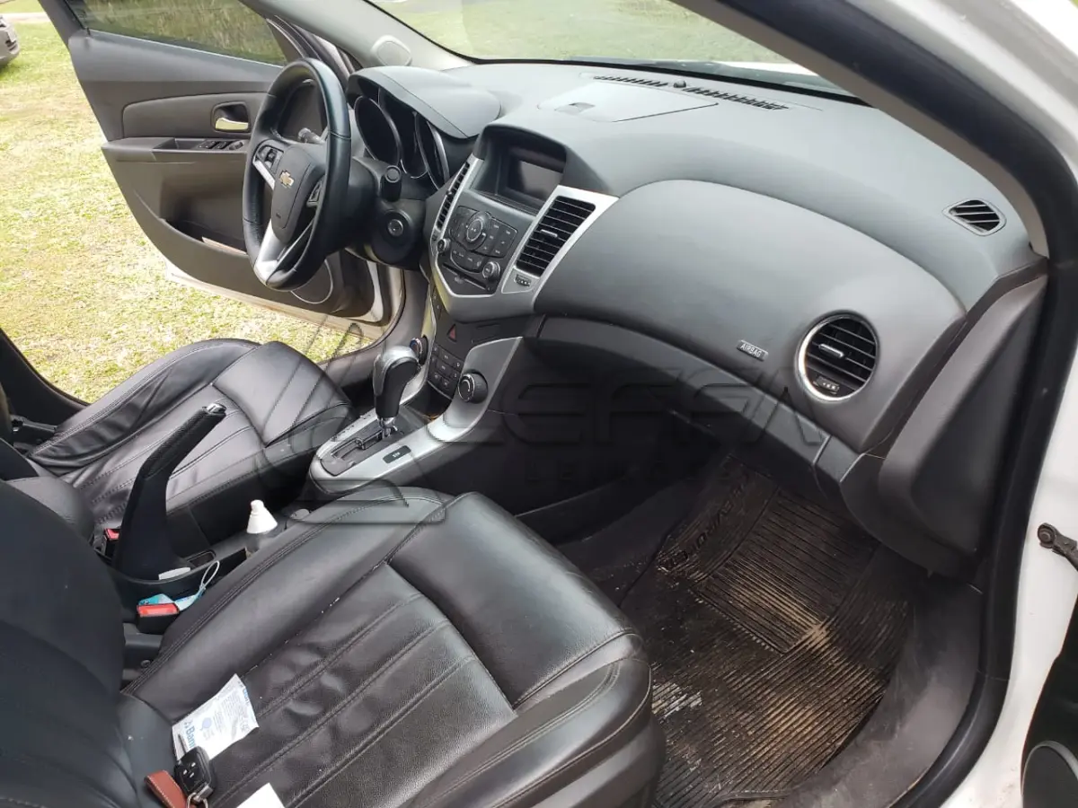 LOTE 001 - UM VEÍCULO GM/CHEVROLET CRUZE 1.8, PLACAS IVU-7610, ANO 2014/2014