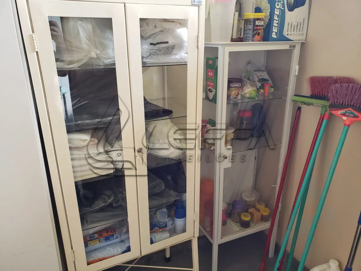 LOTE 005 - Equipamentos de Enfermagem - Cadeiras de rodas, maca de emergência, mesa, balanças, armários