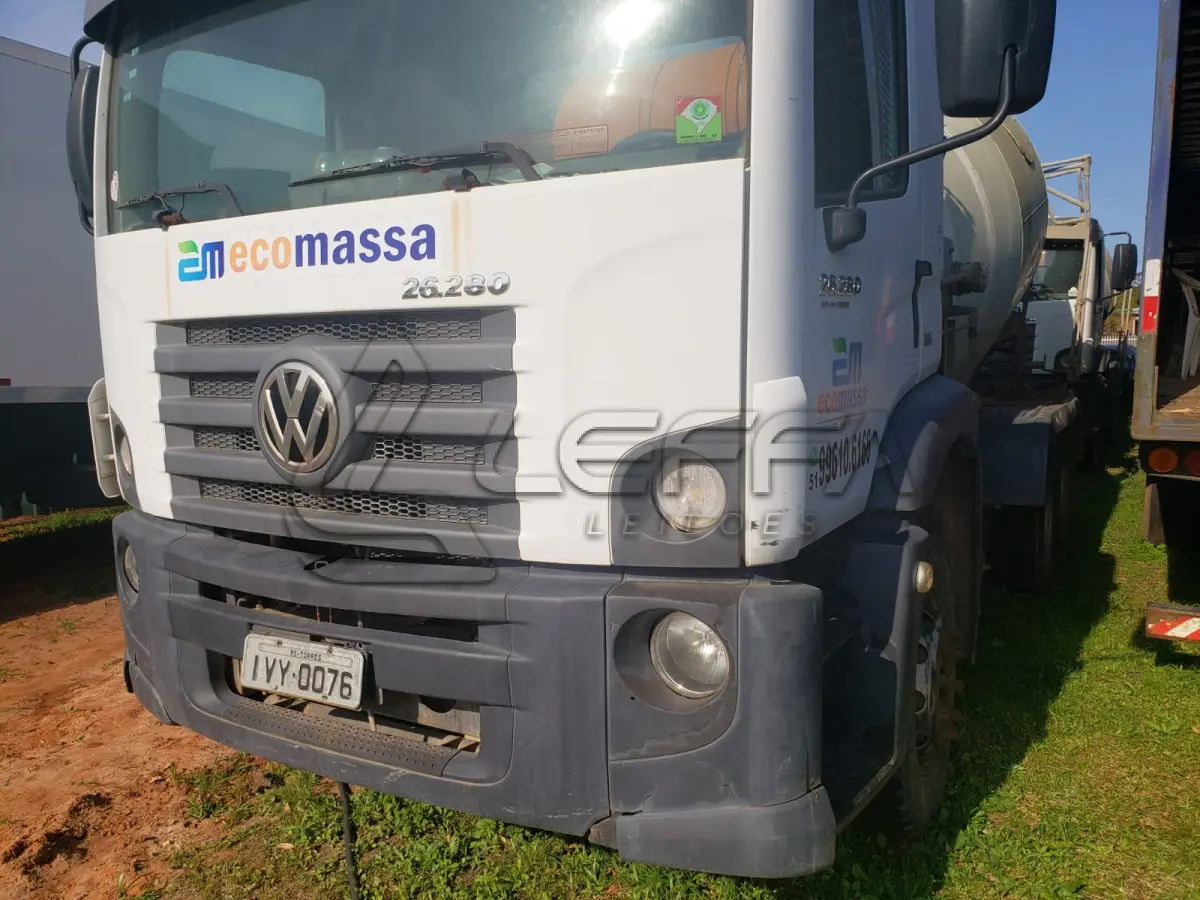 LOTE 002 - UM CAMINHÃO VW/26.280 CRM 6X4, PLACAS IVY-0076, ANO 2014, BRANCO, DIESEL