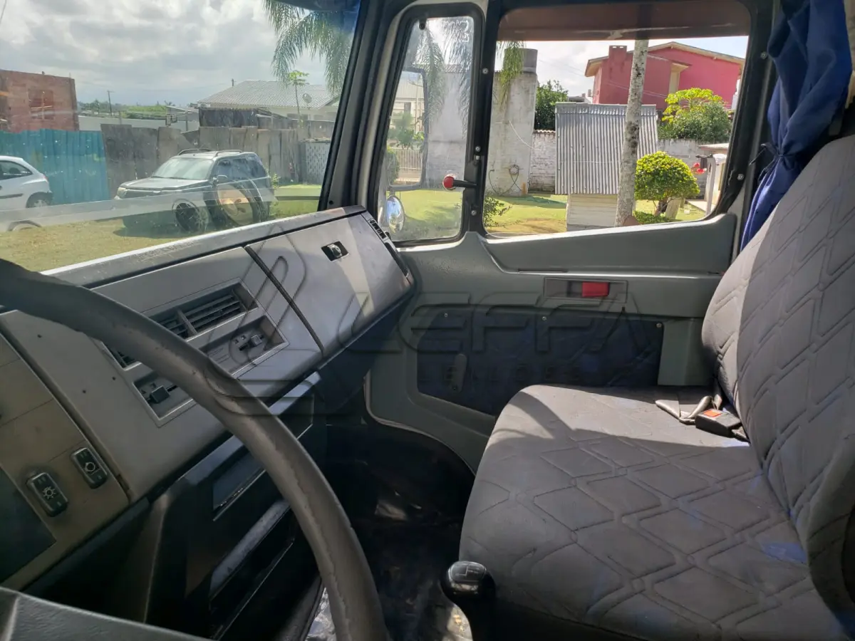 LOTE 001 - UM CAMINHÃO MERCEDES BENZ/L 1218, ano 1994, RENAVAM 621163775, COM BAÚ, PLACAS BUT-8142
